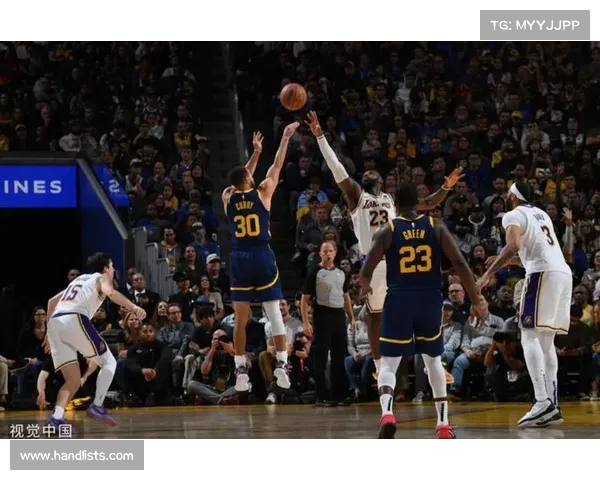NBA巅峰对决:湖人勇士大战再掀波澜,超巨对决引爆赛场热潮 NBA巅峰对决:湖人勇士大战再掀波澜,超巨对决引爆赛场热潮